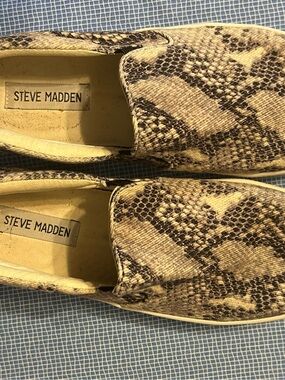 Steve Madden Beige and Brown Snake-Print Slip-On Loafers Size 8.5M